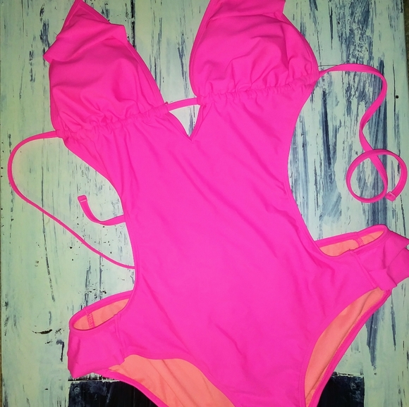 NWT-Pink cut out one piece👙 - Picture 2 of 7